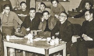 1963年4月2日，老舍（前排右二）觀看《茶館》排練后與演職人員交談