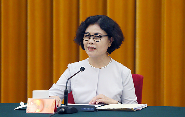 中國(guó)文聯(lián)主席、中國(guó)作協(xié)主席鐵凝主持座談會(huì)