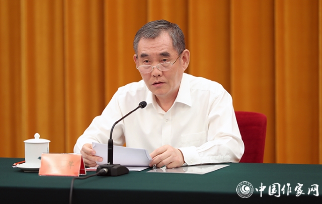 中國(guó)作協(xié)黨組書記、副主席錢小芊在會(huì)上發(fā)言