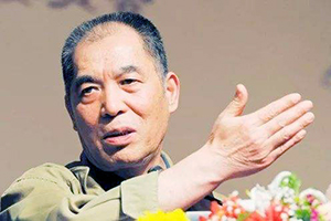 獲獎作品：《人世間》作者：梁曉聲         獲獎感言　　文學(xué)只不過是文學(xué)，并不等同于文化，也不約等于。但文學(xué)是其它各藝術(shù)門類的酵母，“文藝”二字注釋了此種關(guān)系。若將文藝從文化內(nèi)涵中剝離出來，文化便很容易成為束之高閣的學(xué)問，結(jié)果對于最廣大的人們失去了感染力。用時下流行的說法那就是——“不接地氣”了。中國的文化在影響世道人心方面，責(zé)任格外沉重。正如張載的名言所說，“為天地立心，為生民立命，為往圣繼絕學(xué)，為萬世開太平”——這是多么莊嚴正大的信念。