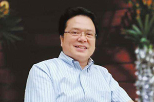 獲獎作品：《主角》作者：陳彥         獲獎感言　　我是從散文、小說寫作開始，中途轉(zhuǎn)向戲劇文學(xué)，最終又回歸小說創(chuàng)作。今天驀然回首，倍感滄桑與歡欣。我出生的那個山鄉(xiāng)小縣鎮(zhèn)安，在上世紀八十年代，出現(xiàn)了一股文學(xué)熱潮，青年幾乎個個都在做著熱辣辣的文學(xué)夢。我就是那時被裹挾進去，四十年，再沒有停止過丈量、勘測人性與生命溫度的腳步。從文學(xué)走向戲劇文學(xué)，是因為職業(yè)的原因，也是因為文學(xué)的原因。