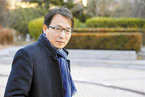 獲獎作品：《應(yīng)物兄》作者：李洱         獲獎感言　　文學(xué)傾向于描述那些珍貴的時刻：它濃縮著深沉的情感，包含著勇氣、責(zé)任和護佑，同時它也意味著某種險峻風(fēng)光。作者和有經(jīng)驗的讀者常常都會感動于此。除了與讀者共享那樣的時刻，寫作者還必須誠懇地感謝命運讓他與此相遇。第十屆茅獎評委將如此重要的獎項授予《應(yīng)物兄》，無疑讓我重新回到了那個珍貴的時刻，并讓我有機會在此感謝命運的饋贈。