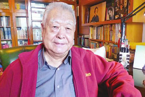 獲獎作品：《牽風(fēng)記》作者：徐懷中         獲獎感言　　這次評獎才得知，茅盾文學(xué)獎的字數(shù)，下線定為13萬。事有湊巧，我的這本《牽風(fēng)記》正好是13萬字。也就是說，如果我再刪去千二八百，就湊不夠法定字數(shù)，只能退出參評了。簿簿一本小書，無可夸口。我們剛剛歡度了共和國七十周年大慶，如果與國家建設(shè)發(fā)展相聯(lián)系，與個人的文學(xué)寫作歷程相聯(lián)系，也還真的可以引出許多話題，回眸之下，不勝感慨。