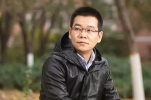 獲獎作品：《北上》作者：徐則臣         獲獎感言　　其實寫作22年來，我一直在感謝這條河。感謝的方式就是一篇接一篇的寫出與這條河相關(guān)的作品。22年里它都是我的小說最忠貞、最可靠的背景。我在河邊生活過多年，這些被大河水氣籠罩的歲月，成了我寫作最重要的資源。只要寫到河流，只要筆墨生澀了、故事滯重了，我就會在想象里迅速回到這條河邊。然后一切水到渠成。即便是那些發(fā)生在北京城里的故事，只要穿行在高樓大廈間的那個人，一頭連著這條河，我就知道接下來該怎么辦。