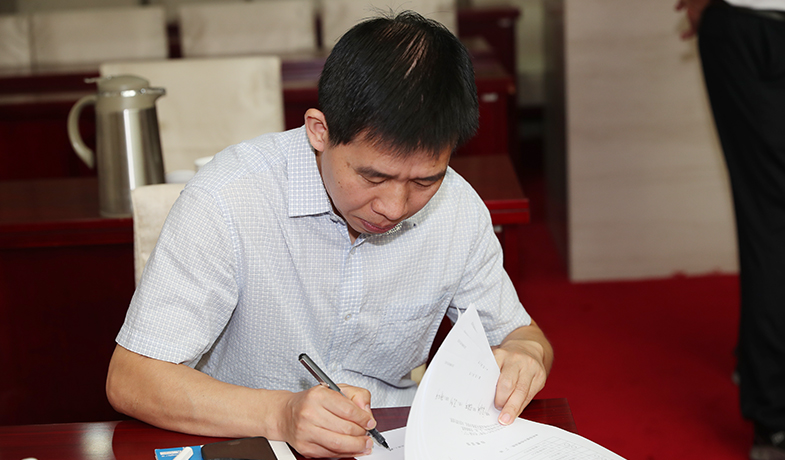 紀律監(jiān)察組人員核對選票統(tǒng)計情況并簽字