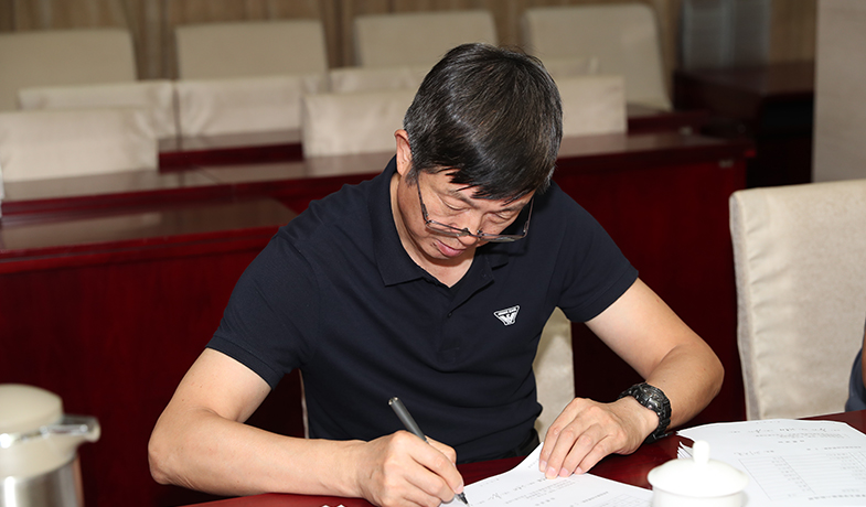 紀律監(jiān)察組人員核對選票統(tǒng)計情況并簽字