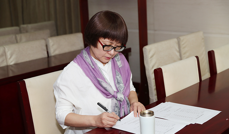 紀律監(jiān)察組人員核對選票統(tǒng)計情況并簽字