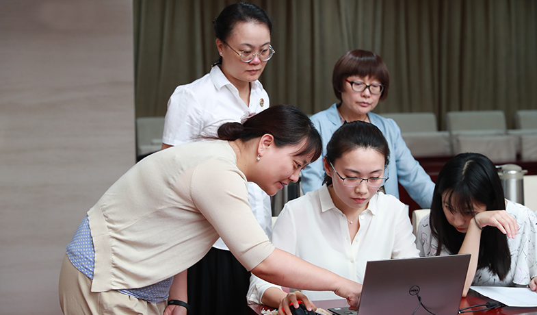 聯(lián)絡(luò)員在監(jiān)察組、公證員監(jiān)督下統(tǒng)計選票