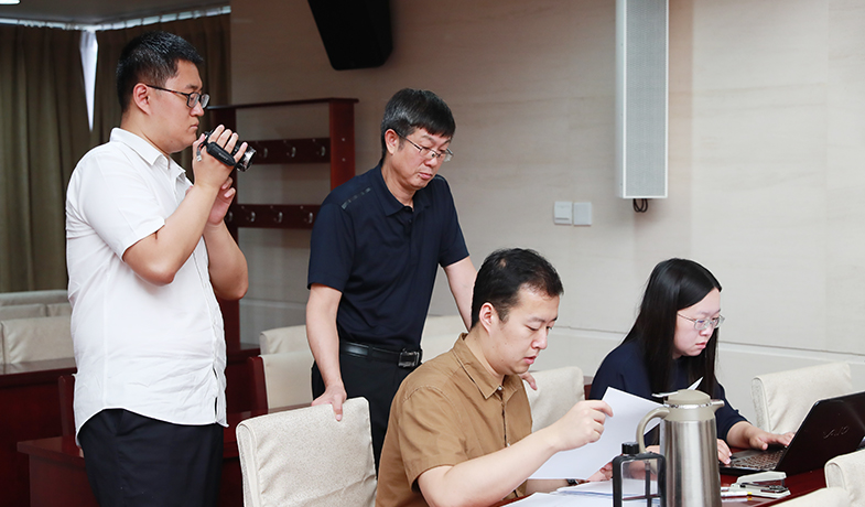 聯(lián)絡(luò)員在監(jiān)察組、公證員監(jiān)督下統(tǒng)計選票