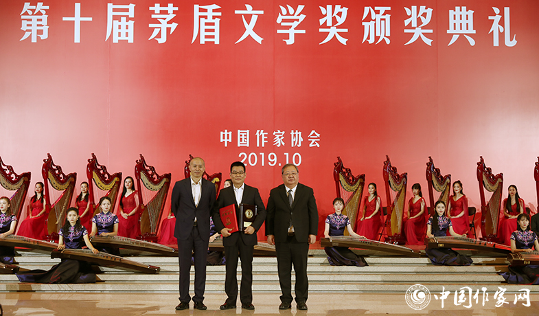 吉狄馬加、畢飛宇為獲獎作家徐則臣頒獎