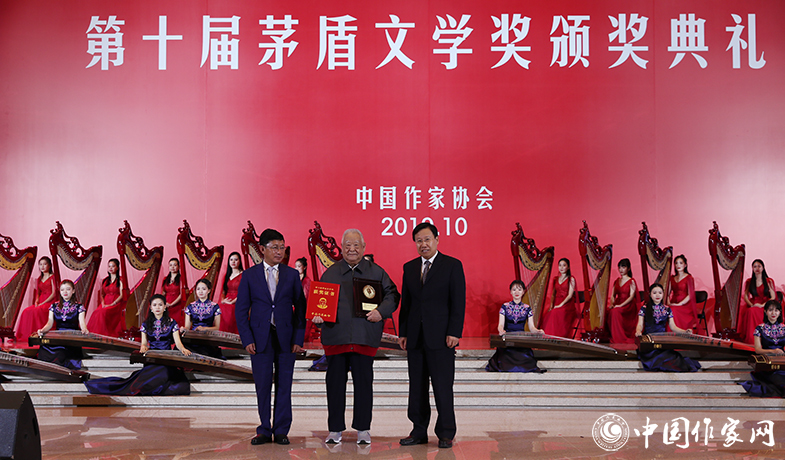 王曉暉、阿來為獲獎作品徐懷中頒獎