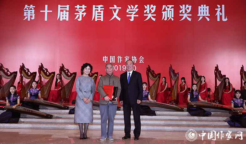 黃坤明、鐵凝為獲獎作家梁曉聲頒獎