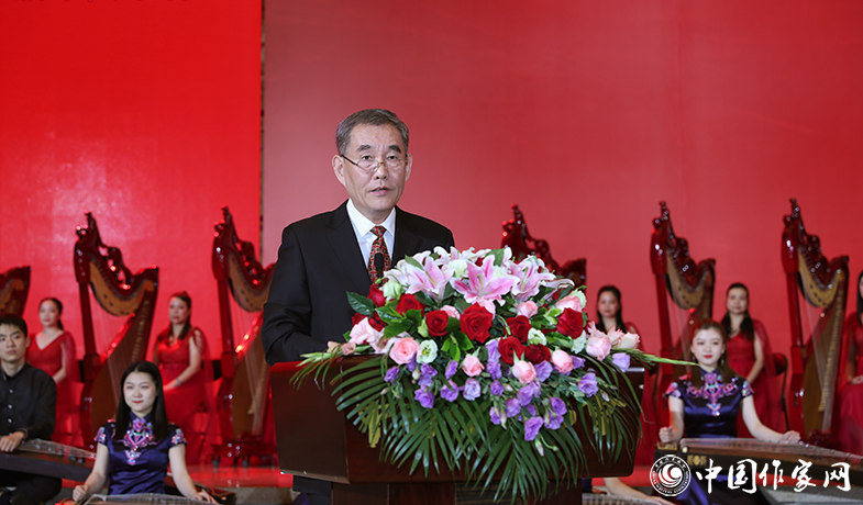 中國作家協(xié)會黨組書記、副主席錢小芊主持頒獎會