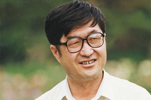 翻譯獎(jiǎng)：漢文譯維吾爾文作者：牙生·賽依提（維吾爾族）         獲獎(jiǎng)感言　　掌握一門語言就好像打開了一片新天地。上世紀(jì)80年代以后，我讀了許多漢族作家的作品，包括譯成漢語的許多國外作家的文學(xué)作品。當(dāng)時(shí)我所讀過的這些文學(xué)作品，依然沒有維文版，廣大維吾爾讀者則無法讀到這些文學(xué)作品。我覺得自己有責(zé)任將這些好的作品分享給維吾爾族讀者，讓他們也能一起欣賞和感悟優(yōu)秀的作品……