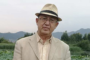 翻譯獎(jiǎng)：維吾爾文譯漢文作者：鐵來克·依布拉音（維吾爾族）         獲獎(jiǎng)感言　　文學(xué)創(chuàng)作繁榮的時(shí)代，也是文學(xué)翻譯繁榮的時(shí)代。我堅(jiān)信文學(xué)的力量，它不僅能在人們當(dāng)中產(chǎn)生深入的了解，還能潛在地改善各民族之間的相互了解，促進(jìn)各民族之間的共同進(jìn)步和發(fā)展。一部優(yōu)秀的文學(xué)作品的翻譯，如同一只蜜蜂要釀造一公斤蜂蜜須采集一百萬朵花蕊那樣，需要我們持之以恒地積累知識……