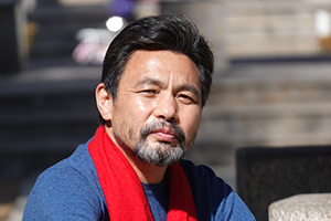 翻譯獎(jiǎng)：藏文譯漢文作者：龍仁青（漢族）         獲獎(jiǎng)感言　　在我看來，翻譯的意義，就是讓優(yōu)秀的文字抵達(dá)更遠(yuǎn)的遠(yuǎn)方。在我的想象里，母語原創(chuàng)的作品就好似是一匹駿馬，當(dāng)它一路馳騁，越過草原和山嶺，逐漸抵達(dá)大海岸邊的時(shí)候，它也就抵達(dá)了它要抵達(dá)的最遠(yuǎn)的地方，所以，我們還要借助渡船去抵達(dá)更遠(yuǎn)的地方……