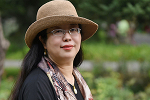 翻譯獎(jiǎng)：蒙古文譯漢文作者：哈森（蒙古族）         獲獎(jiǎng)感言　　作為一名翻譯，我是無限忠于原著的那一個(gè)。文學(xué)翻譯不是用另一種語言講述另一個(gè)語言的故事那么簡單。須準(zhǔn)確譯出原文內(nèi)容的同時(shí)，還要完好地展示原作風(fēng)格。這也就是嚴(yán)復(fù)闡明的“信、達(dá)、雅”之于我的追求。我是幸運(yùn)的。作為一名職業(yè)翻譯，慶幸翻譯事業(yè)是我一生無悔的選擇……