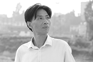 散文獎(jiǎng)：《那條叫清江的河》作者：徐曉華(土家族)         獲獎(jiǎng)感言　　這份殊榮不是我一個(gè)人的，而是我們警隊(duì)的榮光。這絕不是一句套話。我是一名有36年警齡的基層警察，在打擊違法犯罪、維護(hù)社會治安、服務(wù)人民群眾的過程中，與市民、村民們建立了深厚的情誼，也得到了他們的理解、支持和信任。這充分地體現(xiàn)于我的創(chuàng)作過程和作品中……