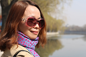 散文獎(jiǎng)：《陪審員手記》作者：朝顏(畬族)         獲獎(jiǎng)感言　　十年的光陰，從無意識的寫作進(jìn)入自覺的寫作，閱讀、生活、探尋、思考，幾乎每一天都是累積和做功課的一部分。如果說最初的創(chuàng)作更多來源于表達(dá)的沖動，那么最近幾年，則應(yīng)該歸結(jié)于向內(nèi)深刻思慮之后，向外尋求用文字與人世搭建一座橋梁……