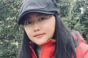 散文獎(jiǎng)：《檐上的月亮》作者：阿微木依蘿(彝族)         獲獎(jiǎng)感言　　“不知道為何寫作”才是寫作的理由。一切仿佛命定，仿佛在人生的岔道上無意中走上寫作這條路。這才符合我的狀態(tài)。人總歸是盲目的，睜著一雙眼睛也是盲目的，因此需要捫心思索，需要開眼，需要明智。寫作就是重新將自己從嬰兒期長大……