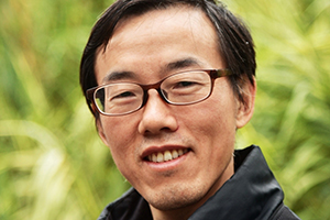 詩歌獎(jiǎng)：《逆風(fēng)歌》作者：張遠(yuǎn)倫(苗族)         獲獎(jiǎng)感言　　《逆風(fēng)歌》是我創(chuàng)作的以“諸佛村”系列組詩為主的一部詩集。諸佛村是重慶市彭水苗族土家族自治縣諸佛鄉(xiāng)的一個(gè)村。從1996年開始，我在那里生活了10年。這既是是我人生錘煉的10年，也是我的詩藝積淀的10年，那里的純凈、優(yōu)美、淳樸深深影響了我，親人們的隱忍、堅(jiān)強(qiáng)、艱辛更是讓我難以忘懷……