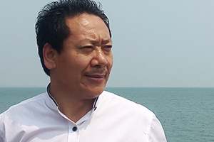 詩歌獎(jiǎng)：《桑多鎮(zhèn)》作者：扎西才讓(藏族)         獲獎(jiǎng)感言　　在有限的文字里，我試圖寫出桑多人在歷史長河中或隱或顯的倔強(qiáng)身影，捕捉他們在社會變革進(jìn)程中在觀念、精神、意志等方面的變化，呈現(xiàn)他們在國家惠民政策的照耀下通過自身努力改善生活狀況的事實(shí)。當(dāng)然，我也寫到他們身披信仰之光處變不驚的生存常態(tài)，根深蒂固的舊觀念舊思維，人性中永不消逝的善與惡的多種因子……