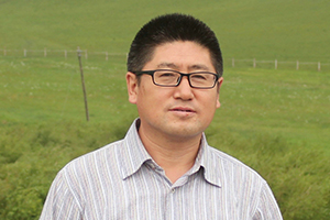 詩歌獎(jiǎng)：《春夜，誰在呼喚》（蒙古文）作者：滿全（蒙古族）         獲獎(jiǎng)感言　　詩歌與學(xué)術(shù)如同火海與冰山。詩歌代表著我的激情、才氣和浪漫，學(xué)術(shù)代表著我的理性、睿智和嚴(yán)謹(jǐn)。每時(shí)每刻穿梭在草原與城市、傳統(tǒng)與現(xiàn)代、母語與非母語、詩歌與學(xué)術(shù)之間，傾聽著來自不同領(lǐng)域的聲音，體驗(yàn)著世界的豐滿和復(fù)雜……