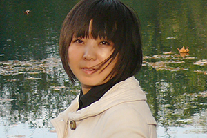 報(bào)告文學(xué)獎(jiǎng)：《海雀，海雀》作者：王華（仡佬族）         獲獎(jiǎng)感言　　海雀被一大片森林摟著，房舍間，還有各家根據(jù)自己的喜歡種的各種果樹、花樹。幾輪的房改工程，已經(jīng)將這里的民房統(tǒng)一了風(fēng)格，道路也全部硬化了，半坡還有一個(gè)小廣場，村里有了拿工資的清潔工——海雀很美。以至于，我都不太相信曾經(jīng)的海雀真是資料上介紹的那個(gè)樣子——一個(gè)“苦甲天下”、不適合人居的地方……