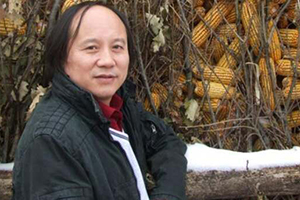 報(bào)告文學(xué)獎(jiǎng)：《羅布泊新歌》作者：劉國強(qiáng)（滿族）         獲獎(jiǎng)感言　　我對“下沉”這個(gè)詞匯充滿感情。下沉的力度和深度，決定回彈的高度。下沉進(jìn)生活里，總會找到一眼旺泉。有人說，只要生活著，隨處都是生活。我不敢茍同，因?yàn)榇恕吧睢焙捅恕吧睢笔遣灰粯拥摹Ｎ覀兩畹臅r(shí)代，趕上百年未有之大變局，原態(tài)生活往往比我們想象的還要刺激、精彩……