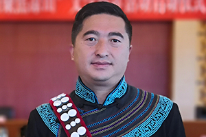 報(bào)告文學(xué)獎(jiǎng)：《懸崖村》作者：阿克鳩射（彝族）         獲獎(jiǎng)感言　　作為“懸崖村”脫貧攻堅(jiān)奮斗歷程的記錄者，我深切感受到，自打響脫貧攻堅(jiān)戰(zhàn)以來，黨和政府對彝族地區(qū)脫貧攻堅(jiān)工作的重視和支持，社會各界對彝族地區(qū)的幫扶，基層黨員干部的實(shí)干、苦干、巧干精神，以及彝區(qū)群眾為創(chuàng)造幸福生活而迸發(fā)出的強(qiáng)大內(nèi)生動力……