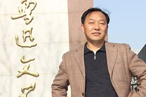 中短篇小說獎(jiǎng)：《馬嘶》作者：呂翼（彝族）         獲獎(jiǎng)感言　　我寫動物之痛，寫人物之苦，寫時(shí)代之變，寫民族之間的碰撞、糾結(jié)、交流與融合，寫世道人心的起落、輾轉(zhuǎn)與澀重，力圖表達(dá)一個(gè)底層負(fù)重者對世界的張望。其間既有個(gè)人的恩怨情仇，又有著更多的家國情懷。這世間甜比苦多，美比丑多，愛比痛多……