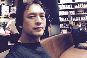 中短篇小說獎(jiǎng)：《人間消息》作者：李約熱（壯族）         獲獎(jiǎng)感言　　自2003年以“李約熱”為筆名發(fā)表作品以來，已經(jīng)過去17個(gè)年頭。17年來，在祖國南疆、美麗神奇的八桂大地上，有很多動人的故事吸引著我。我寫作的靈感，來自我曾經(jīng)生活、工作過的鄉(xiāng)村，生活在那里的人們，他們的生存狀態(tài)、他們的喜怒哀樂、他們的所思所想、他們對美好生活的追求，給我提供了豐富的寫作素材……