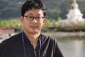 中短篇小說獎(jiǎng)：《睡覺的水》（藏文）作者：拉先加（藏族）         獲獎(jiǎng)感言　　雖然隔著千山萬水，但總是割不斷我對那一方生我養(yǎng)我的故土的眷戀與思念，惟有用母語寫作，才能在夢中在心中可以無限接近那些被時(shí)空隔開的人和事，才能感覺到自己逐漸變得完整和充實(shí)。所以我盡管生活在北京，但依然堅(jiān)持用母語寫作，嘗試對這一古老的語言賦予一些新的活力……