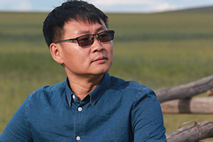 中短篇小說獎(jiǎng)：《騎馬周游世界》作者：海勒根那（蒙古族）         獲獎(jiǎng)感言　　在我看來，短篇小說就像一條條布滿霧氣的纖細(xì)支流，讀者自己會撥開層層云霧，見到它們蜿蜒爬行的樣子。而前方它們即將一泄而入的那條大河，會帶給你忽然的寬廣與源遠(yuǎn)流長。所以我愿意用溪水般純凈的語言和九曲回腸的意境，努力涌向?qū)掗煹暮恿鳎钡浇咏鼔糁械拇蠛?。那是文學(xué)的大海，春暖花開的大?！?/></a></dt>
      <dd><a href=