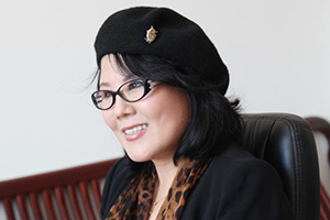 長篇小說獎(jiǎng)：《舞動的木偶》（朝鮮文）作者：許連順（朝鮮族）         獲獎(jiǎng)感言　　對我而言，寫作與其說是一種職業(yè)，毋寧說是旨在燃燒生命的一種手段。在為自己的文學(xué)局限性而感到無為無助時(shí)，我曾感到不亞于死亡的絕望?？墒牵@種絕望又逼迫我重新拿起筆來。小說教會了我戰(zhàn)勝絕望的方法。只有在寫小說的時(shí)候，我才會真真切切地感到我是活著的。寫小說，就是同小說中的人物一同體驗(yàn)人生……