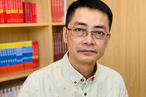 長篇小說獎(jiǎng)：《駐村筆記》作者：紅日（瑤族）         獲獎(jiǎng)感言　　腳上沾有多少泥土，心中就積淀多少故事。兩年駐村激發(fā)了我書寫《駐村筆記》的創(chuàng)作靈感，豐富了我的創(chuàng)作素材，拓寬了創(chuàng)作視野，拉近了與人民群眾的感情，思想上得到了洗禮，藝術(shù)上得到了提高……