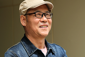 長篇小說獎(jiǎng)：《青色蒙古》作者：海倫納（蒙古族）         獲獎(jiǎng)感言　　長篇小說《青色蒙古》以科爾沁草原上潮爾沁（演奏馬頭琴說唱的民間藝人）世家三代人為主線，濃縮了清朝初期科爾沁蒙古人近百年的歷史和心靈世界，筆下的人物仿佛帶著那個(gè)時(shí)代的風(fēng)塵一一躍然紙上，我也自然而然地走進(jìn)了他們的生活，體驗(yàn)著他們的情感，體會著生命的價(jià)值……