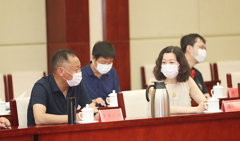 第十二屆全國少數(shù)民族文學(xué)創(chuàng)作駿馬獎(jiǎng)評獎(jiǎng)委員會第一次全體會參會人員會間交談