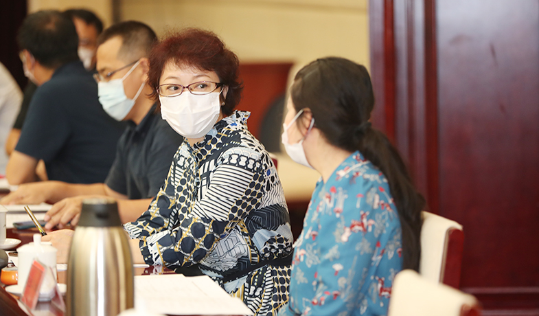 第十二屆全國少數(shù)民族文學(xué)創(chuàng)作駿馬獎(jiǎng)評獎(jiǎng)委員會第一次全體會參會人員會間交談