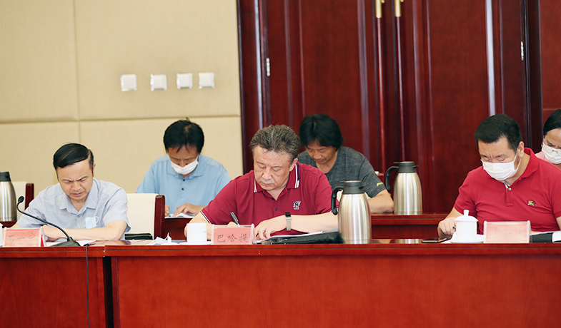 參會評委認(rèn)真填寫選票