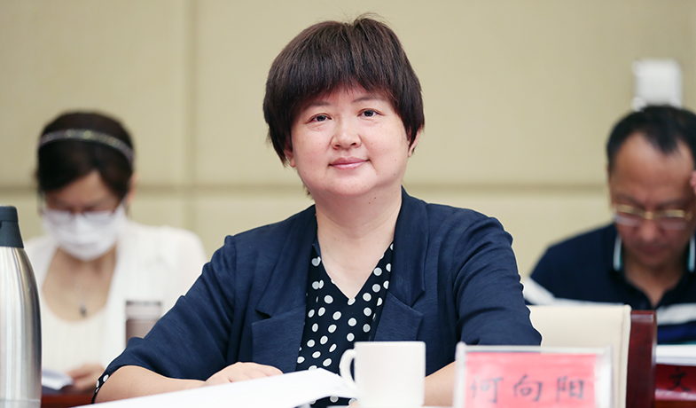 評獎(jiǎng)辦公室主任何向陽作關(guān)于初選作品和初選譯者公示情況的說明