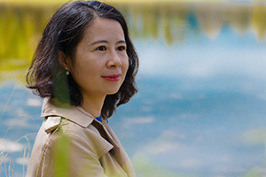 詩歌獎(jiǎng)：《無數(shù)燈火選中的夜》作者：馮娜(白族)         獲獎(jiǎng)感言　　對于個(gè)人而言，寫作更多時(shí)候是對自我的教育；它包含著對自己認(rèn)知方式的塑造、對自我天賦和創(chuàng)造力的挖掘、對自身盲從和偏見的糾正，以及對自我完成的一種要求?！稛o數(shù)燈火選中的夜》一書就是階段性地呈現(xiàn)了我——一個(gè)少數(shù)民族的后裔，在邊地與城市、少數(shù)與多數(shù)、辨認(rèn)和懷疑之間，在如何鍛造自己的心靈風(fēng)貌……