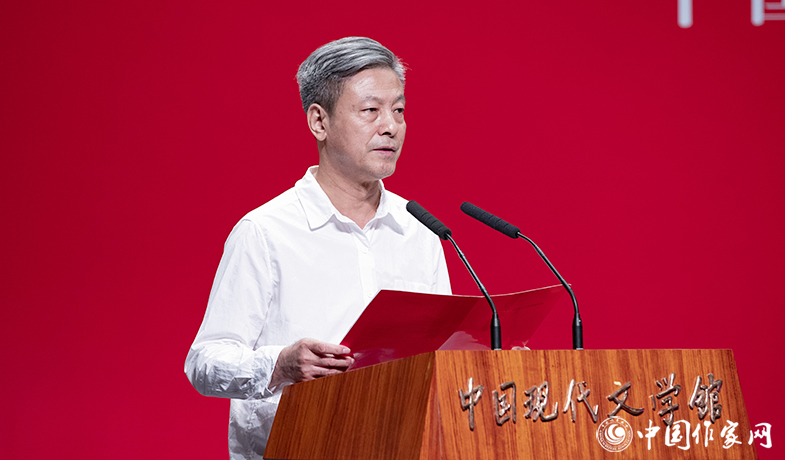 梁鴻鷹代表評委會宣讀第十二屆駿馬獎(jiǎng)長篇小說獎(jiǎng)授獎(jiǎng)辭