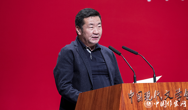 葉爾達(dá)代表評委會宣讀第十二屆駿馬獎(jiǎng)中短篇小說獎(jiǎng)授獎(jiǎng)辭