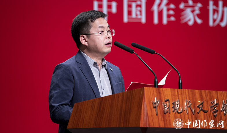 鄧凱代表評委會宣讀第十二屆駿馬獎(jiǎng)報(bào)告文學(xué)獎(jiǎng)授獎(jiǎng)辭