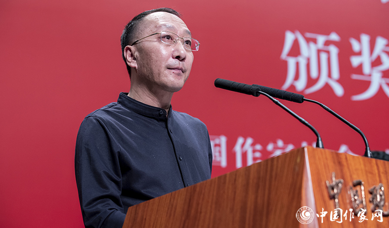 敬文東代表評委會宣讀第十二屆駿馬獎(jiǎng)詩歌獎(jiǎng)授獎(jiǎng)辭