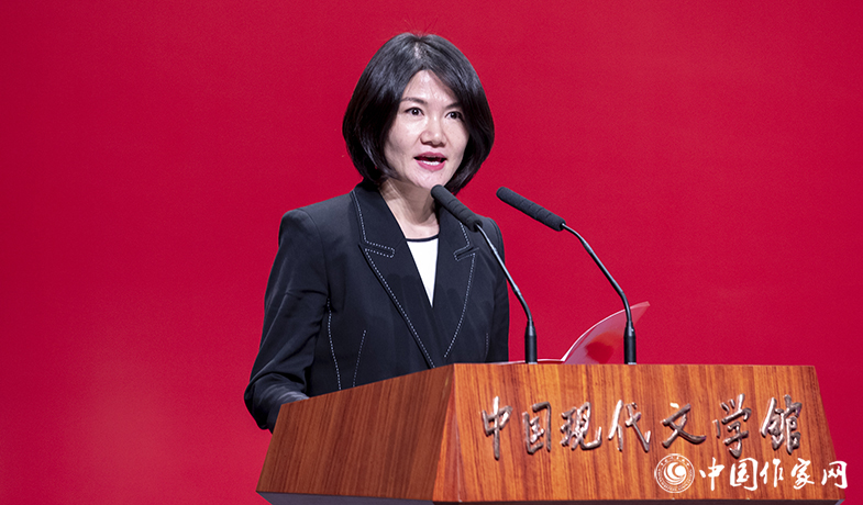 董宏君代表評委會宣讀第十二屆駿馬獎(jiǎng)散文獎(jiǎng)授獎(jiǎng)辭