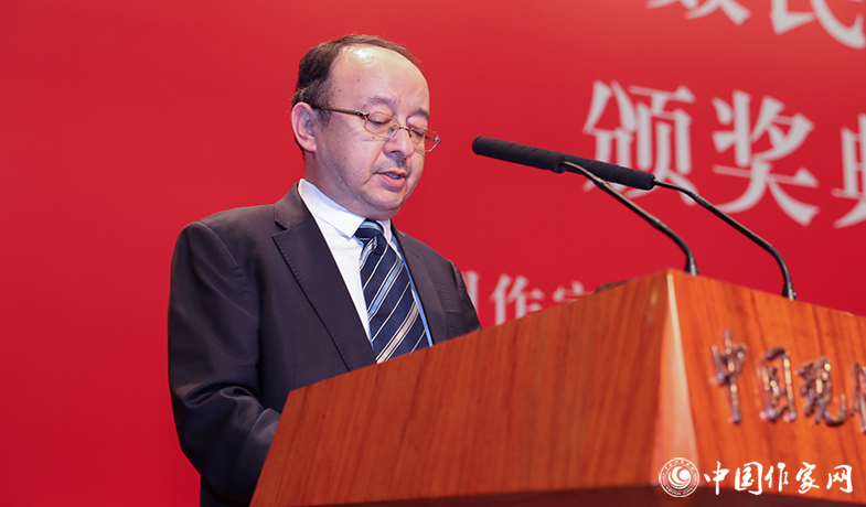 開賽爾·庫爾班代表評委會宣讀第十二屆駿馬獎(jiǎng)翻譯獎(jiǎng)授獎(jiǎng)辭