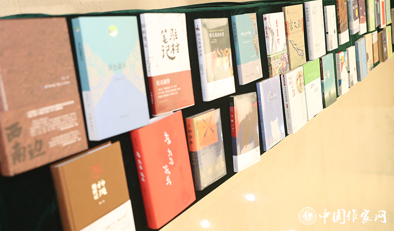 9月25日，第十二屆駿馬獎(jiǎng)?lì)C獎(jiǎng)現(xiàn)場陳列的獲獎(jiǎng)作品