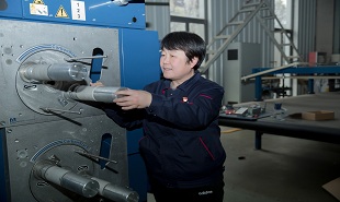 作家孔灝采訪全國勞動(dòng)模范于素梅